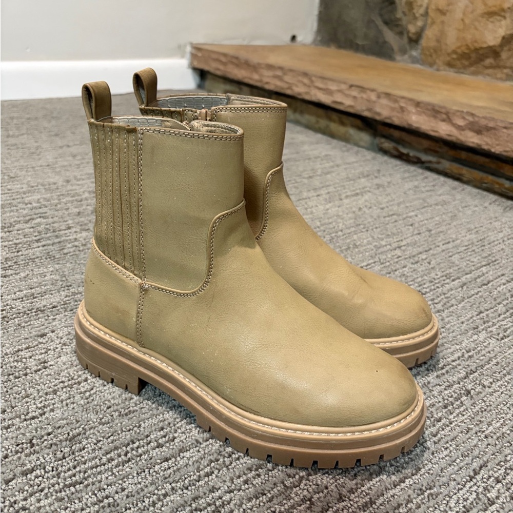 Women’s Tan Chelsea Boot